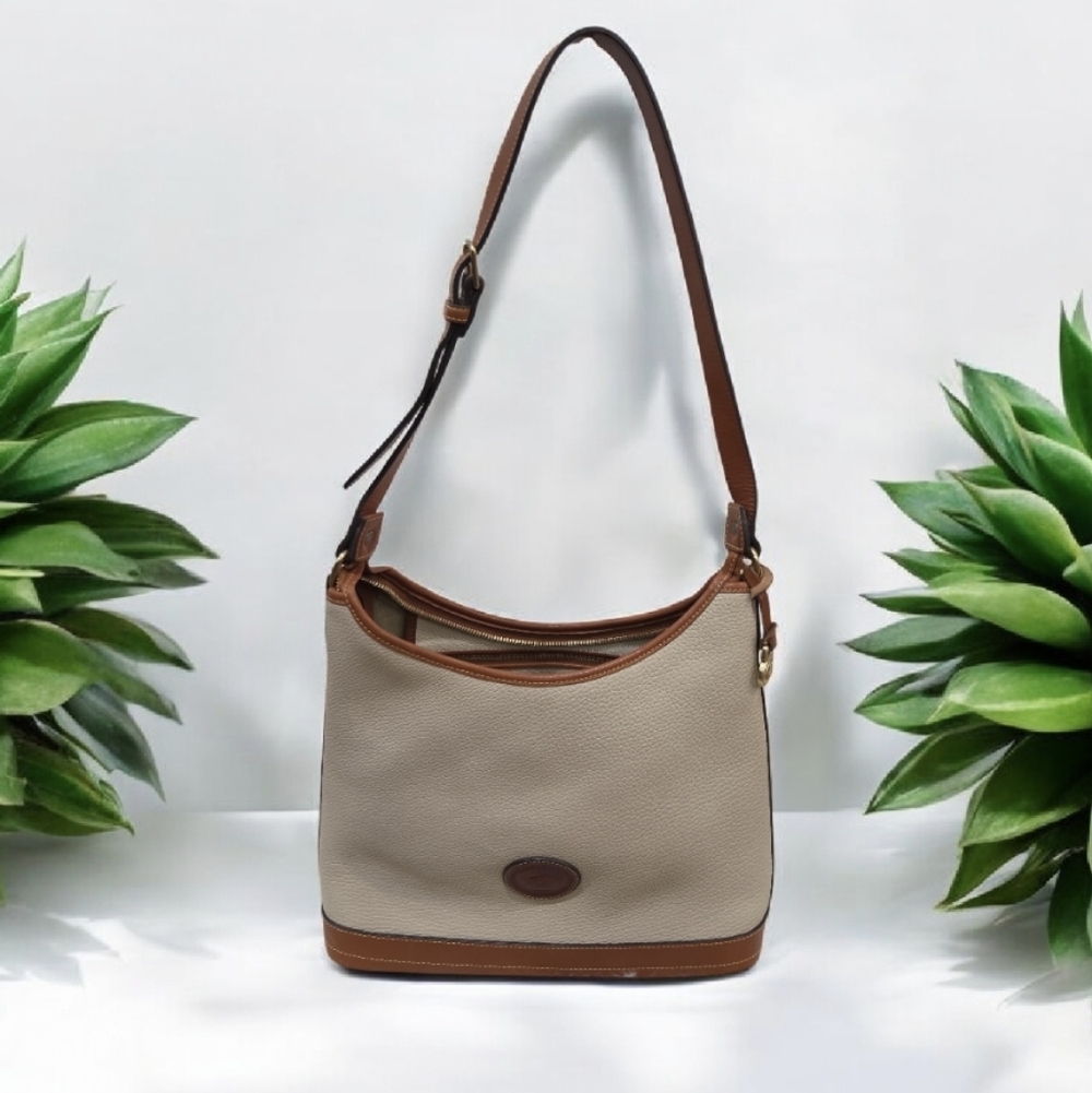 🤎▪️Dooney and Bourke▪️ Vinatge Beige Brown Trim pebble leather shoulder bag